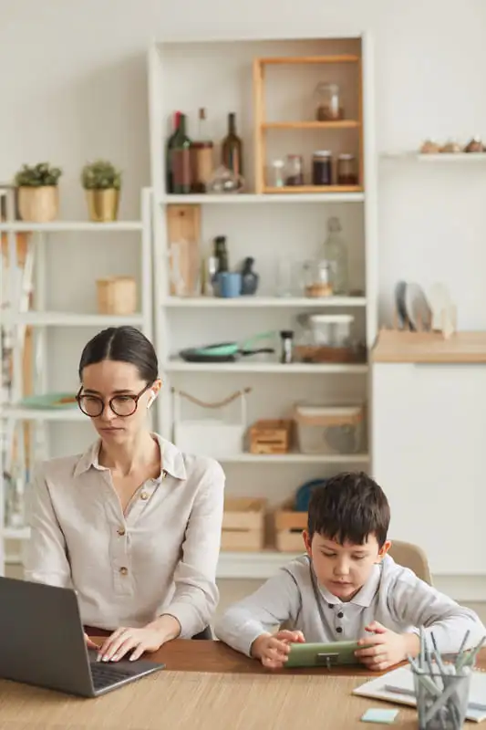 VARS business model explicado mediante el ejemplo de una Imagen de una mujer joven con un niño al lado mientras trabaja