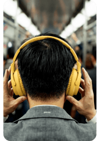 hombre escuchando auriculares (1)