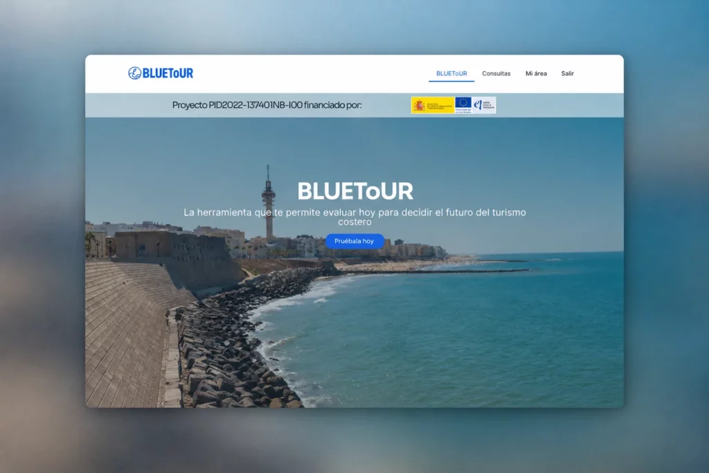 Portada de la web de BLUETOUR, la herramienta para evaluar el turismo costero, con el litoral de Cádiz de fondo