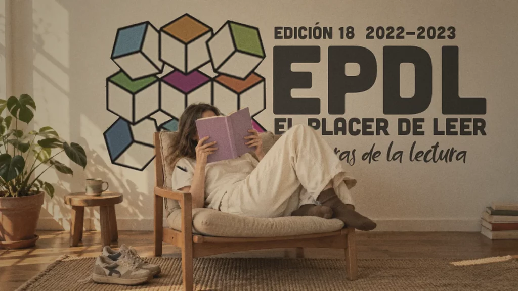 Una persona joven lee recostada en un sillón de madera, con el libro tapándole la cara, delante de una pared con el logotipo de El Placer de Leer