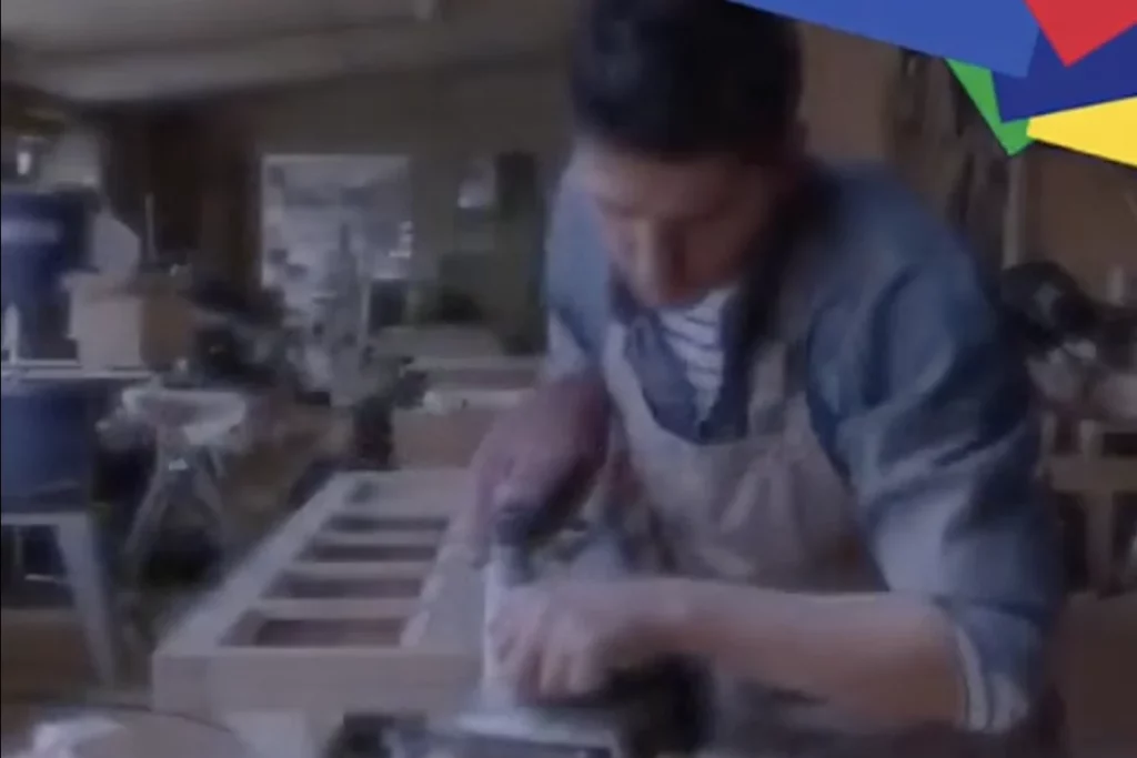 Fotograma de la campaña del 30 aniversario: un joven trabaja la madera en un taller