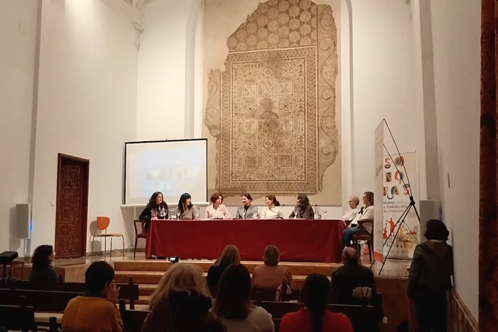 Mesa de Sonoras en Córdoba ante el público, bajo un mosaico romano