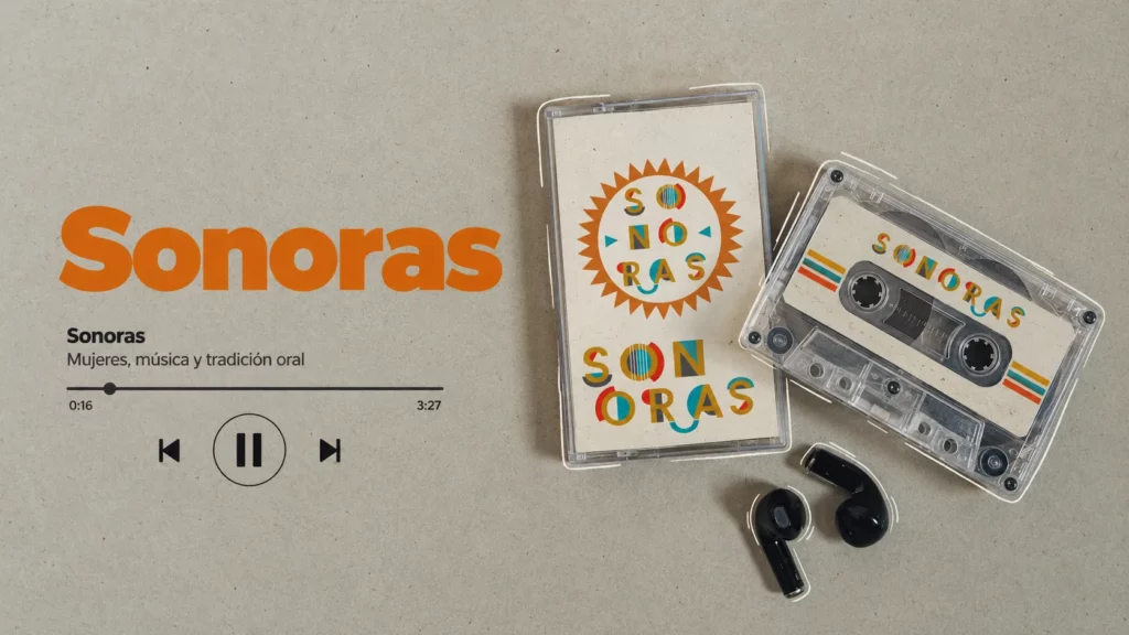 Casete con el logotipo de Sonoras sobre cartón, junto a unos auriculares, con el título Sonoras y un reproductor de música